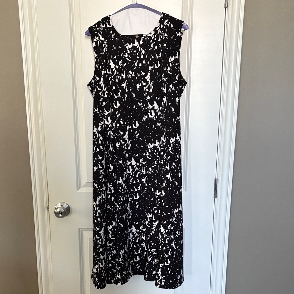 Calvin Klein Elegant Black and White Sleeveless Dress